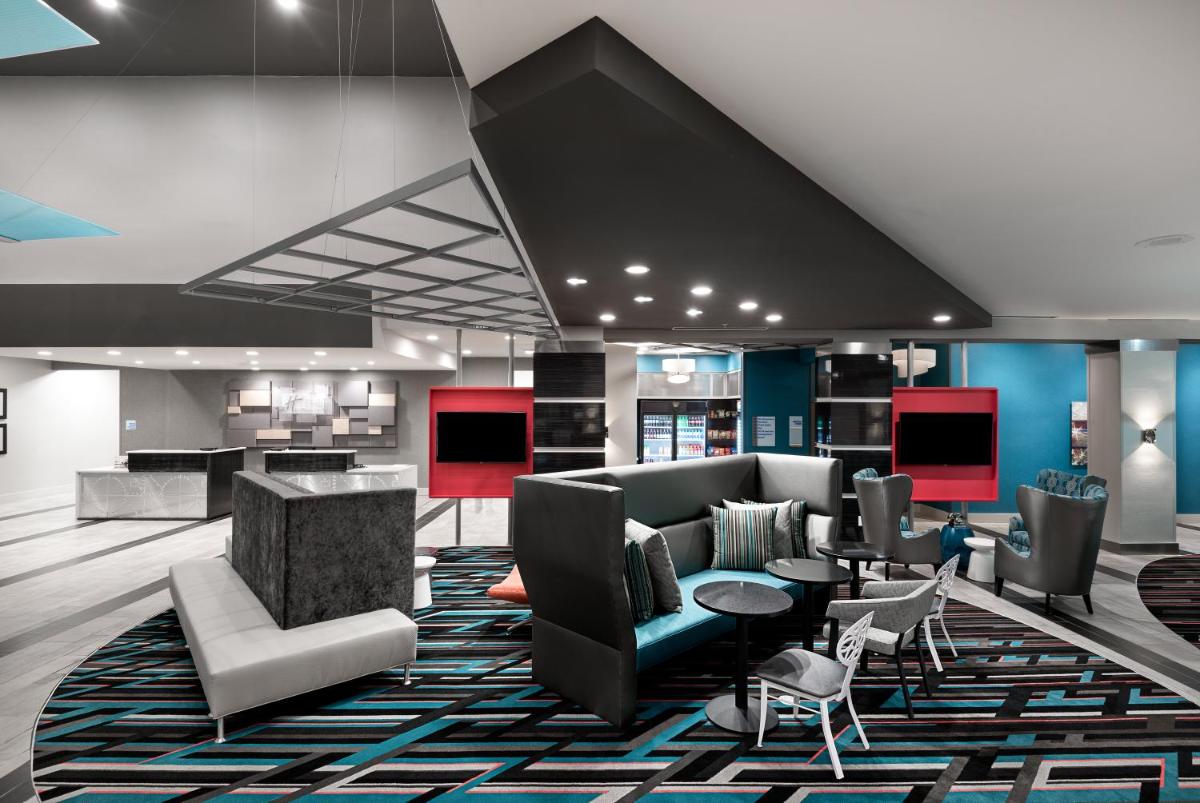 Holiday Inn Express & Suites - Charlotte Airport, an IHG Hotel - Housity