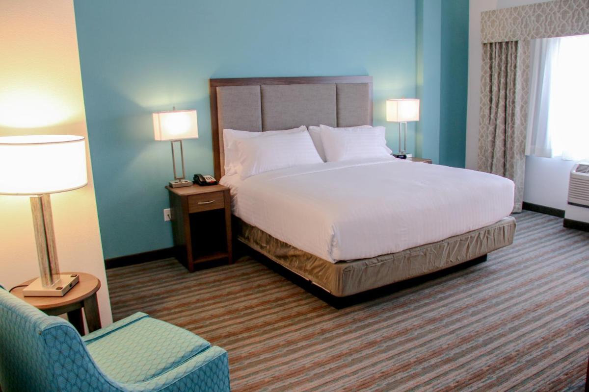 Holiday Inn & Suites Denver Tech Center-Centennial by IHG - Housity
