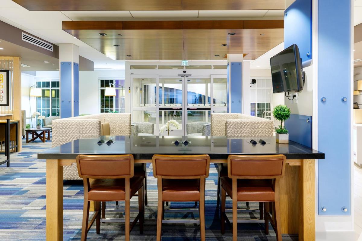 Holiday Inn Express & Suites - Sturbridge, an IHG Hotel - Housity