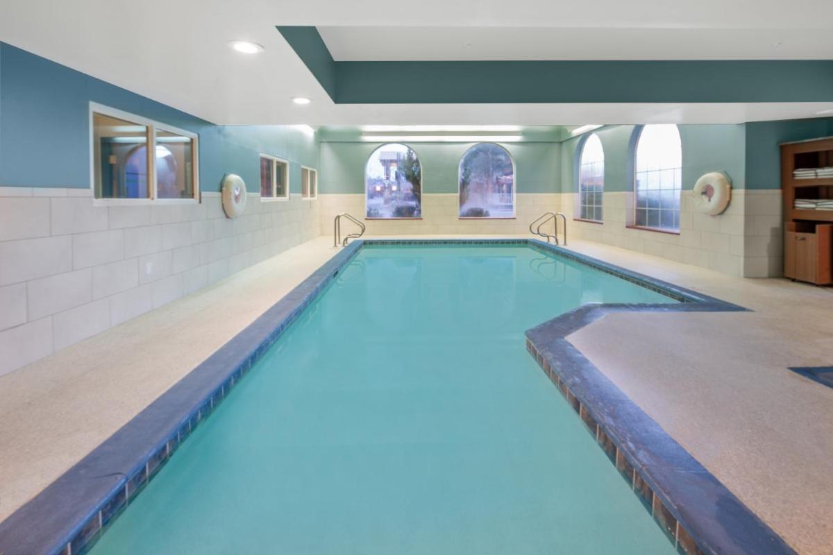 Holiday Inn Express Hotel & Suites Bishop by IHG - Housity