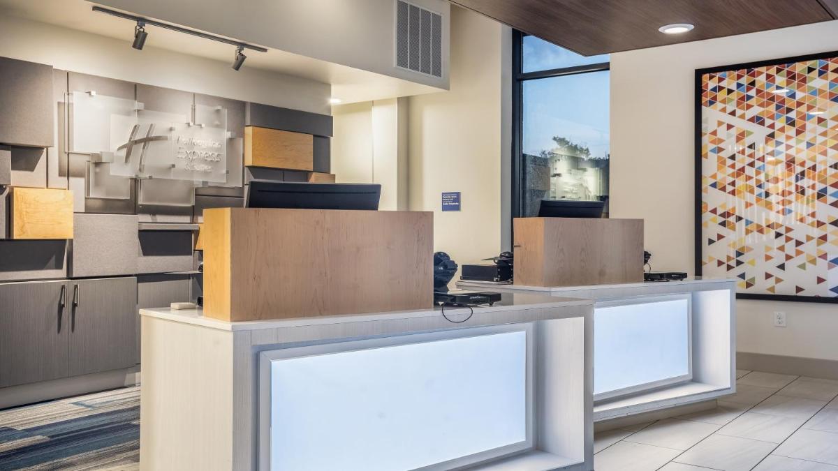 Holiday Inn Express & Suites Platteville, an IHG Hotel - Housity