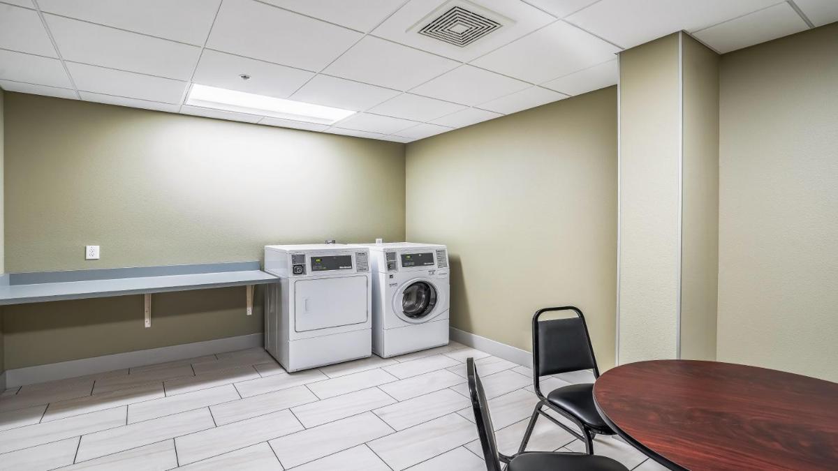 Holiday Inn Express & Suites Platteville, an IHG Hotel - Housity