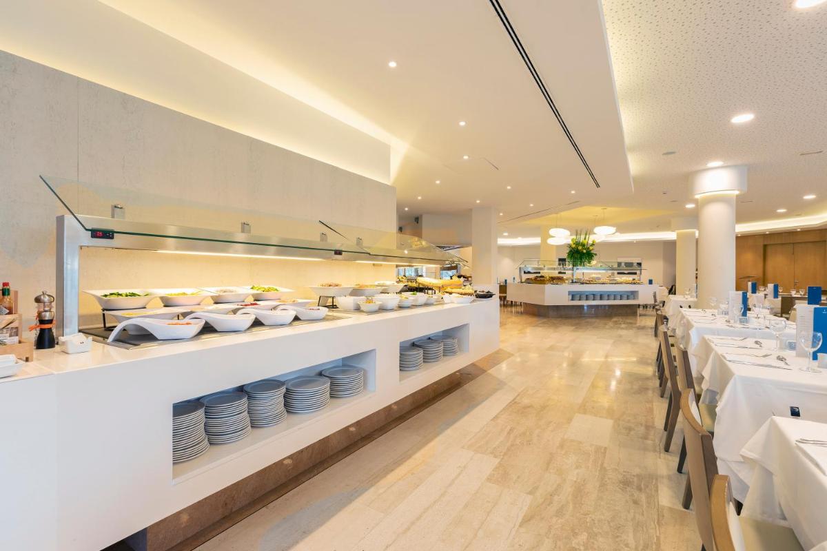Una cocina o zona de cocina en Hipotels Dunas Aparthotel