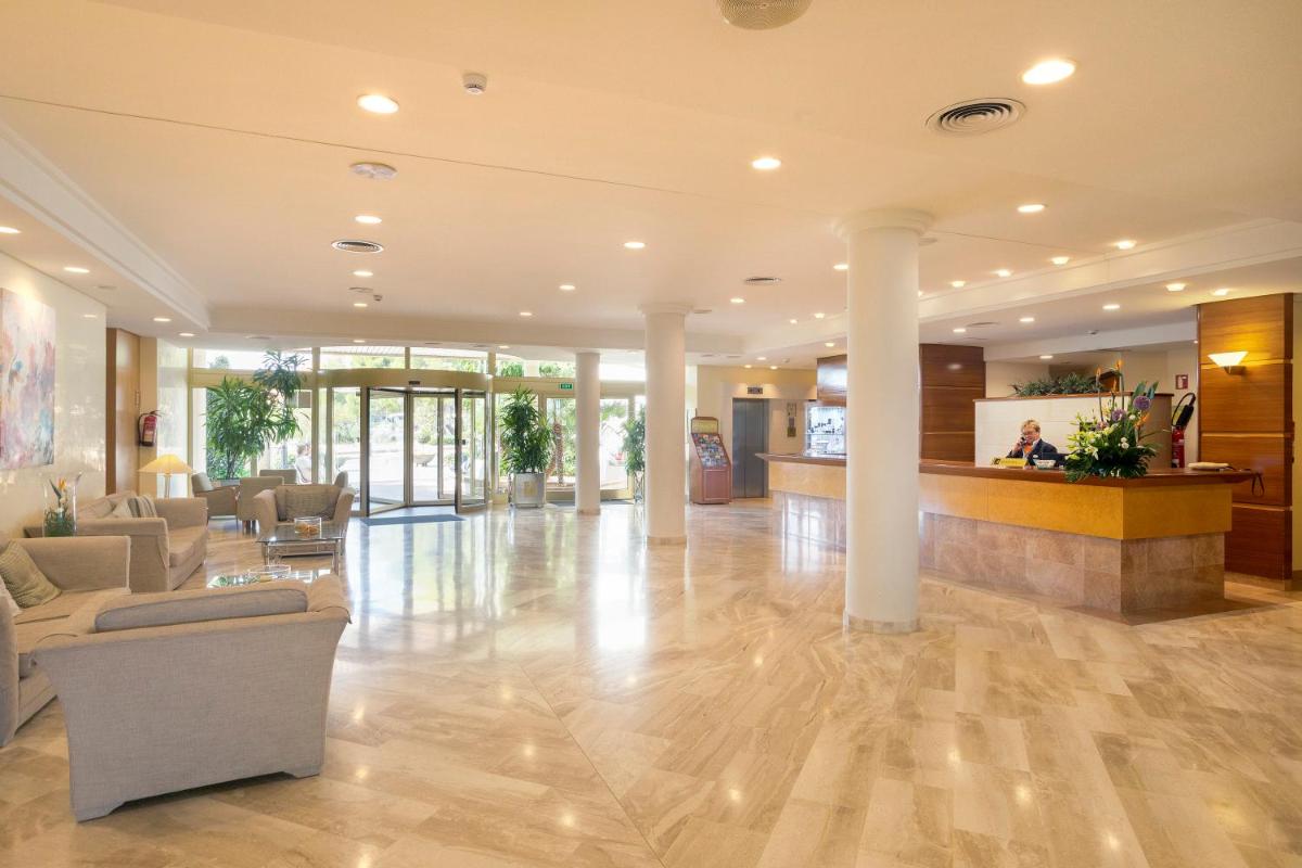 Un vestíbulo con sofás y sillas en un edificio. en Hipotels Dunas Aparthotel, en Cala Millor 28 fotos más