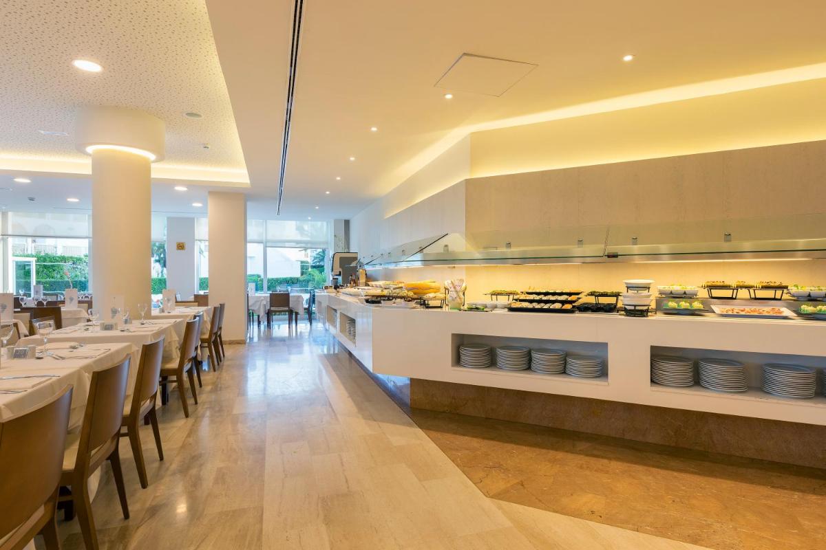 Comida en o cerca de este apartahotel