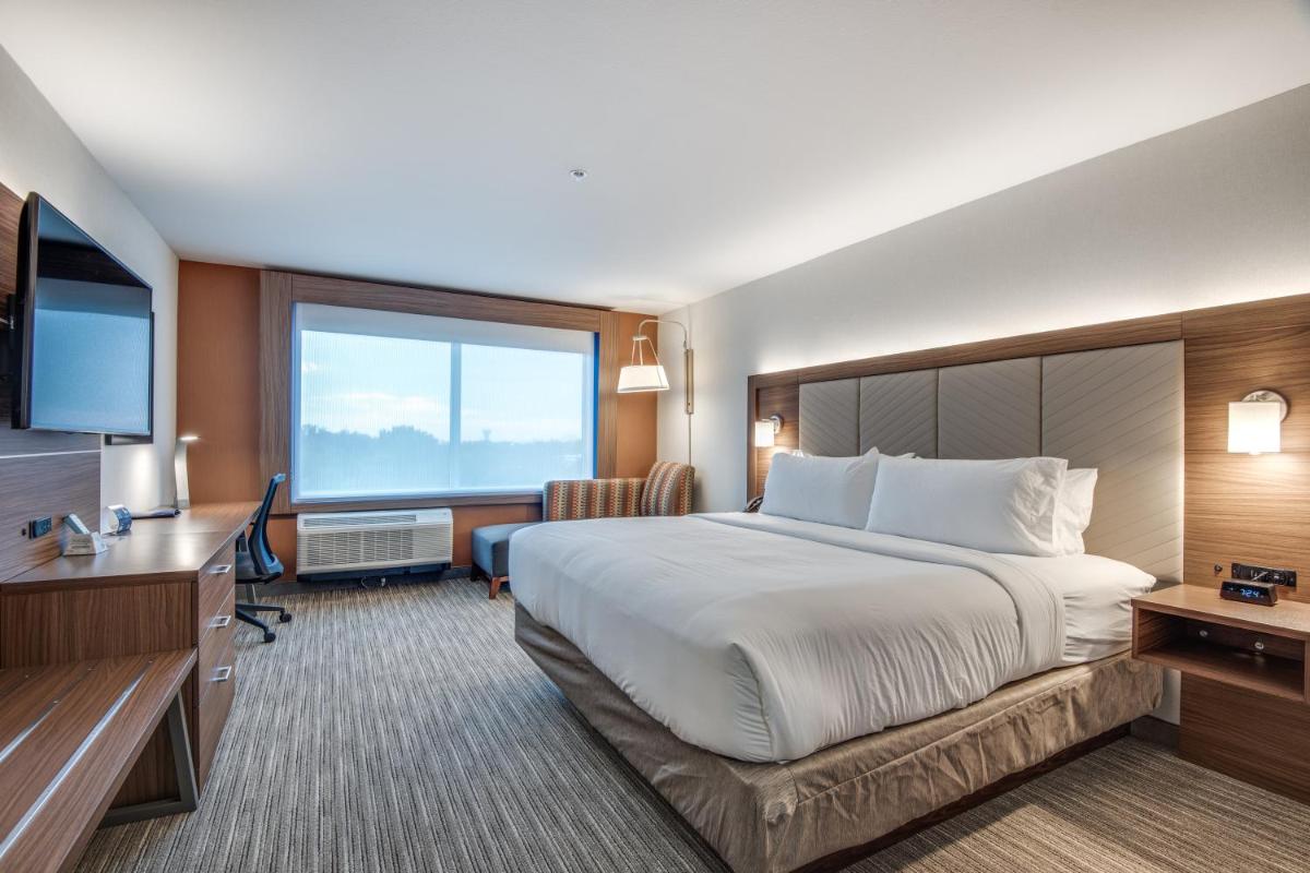 Holiday Inn Express & Suites Dallas North - Addison by IHG - Housity