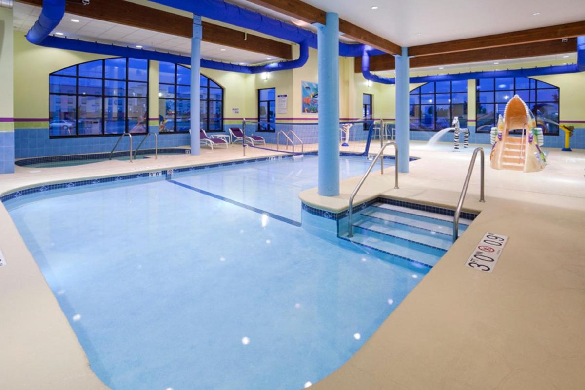 Holiday Inn Express Hotel & Suites Rogers, an IHG Hotel - Housity