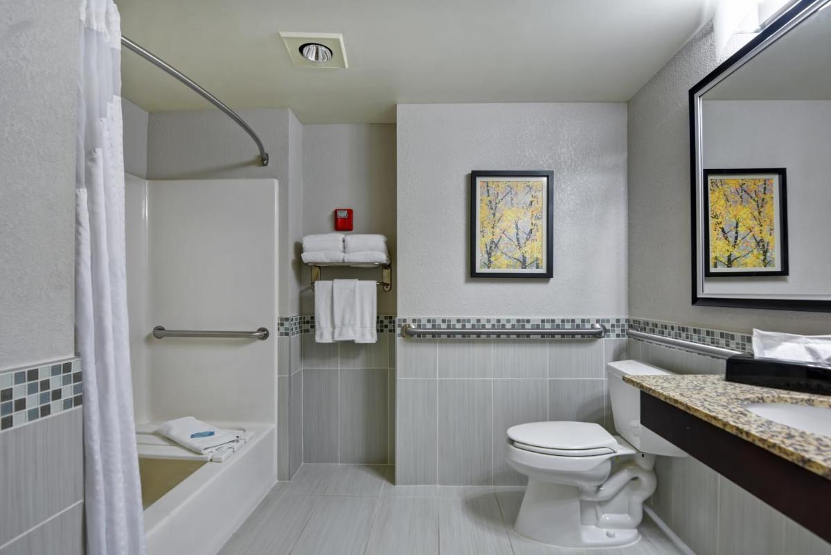 Holiday Inn Express Hotel & Suites Milwaukee-New Berlin by IHG - Housity
