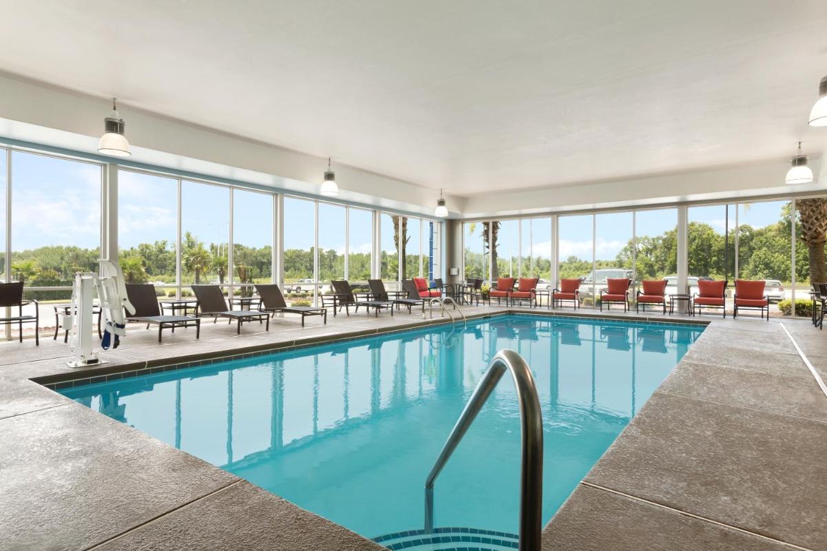 Holiday Inn Express & Suites Florence I-95 at Hwy 327 by IHG - Housity