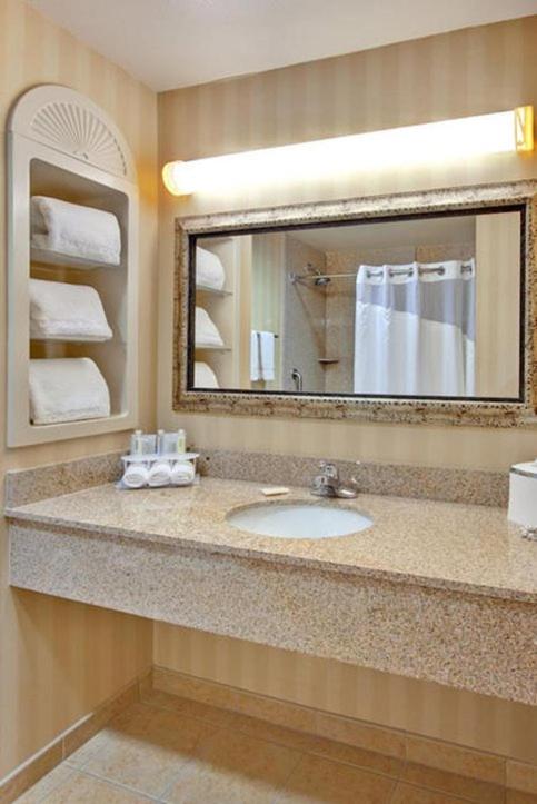 Holiday Inn Express Tehachapi by IHG - Housity