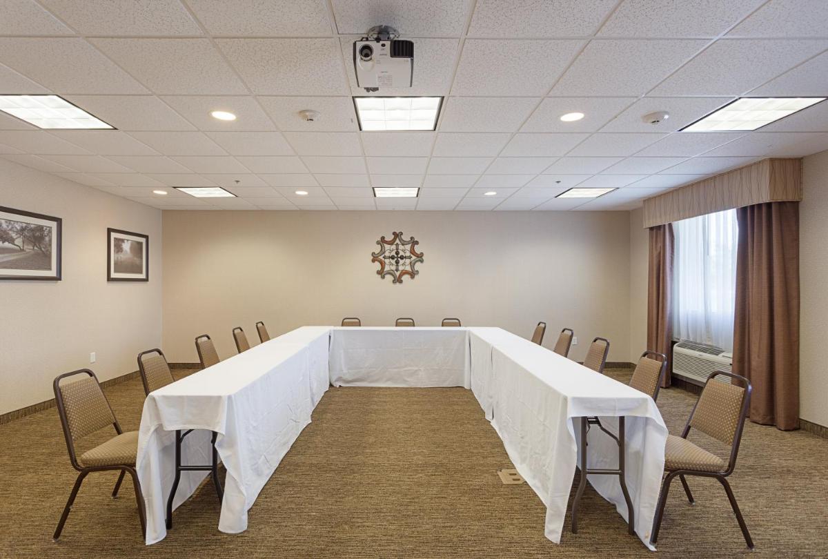 Holiday Inn Express Hotel & Suites Byram by IHG - Housity