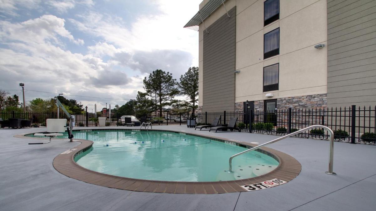 Holiday Inn Express & Suites Jackson Downtown - Coliseum, an IHG Hotel - Housity