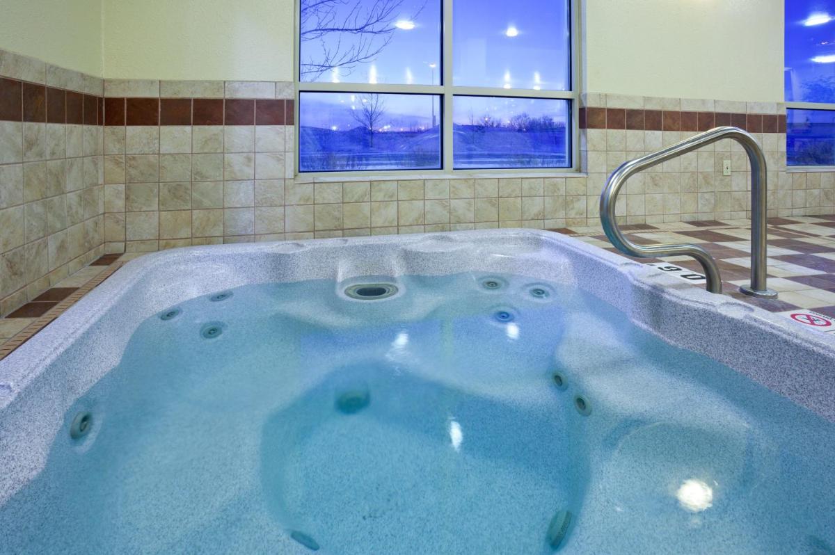 Holiday Inn Express Hotel & Suites Grand Forks by IHG - Housity