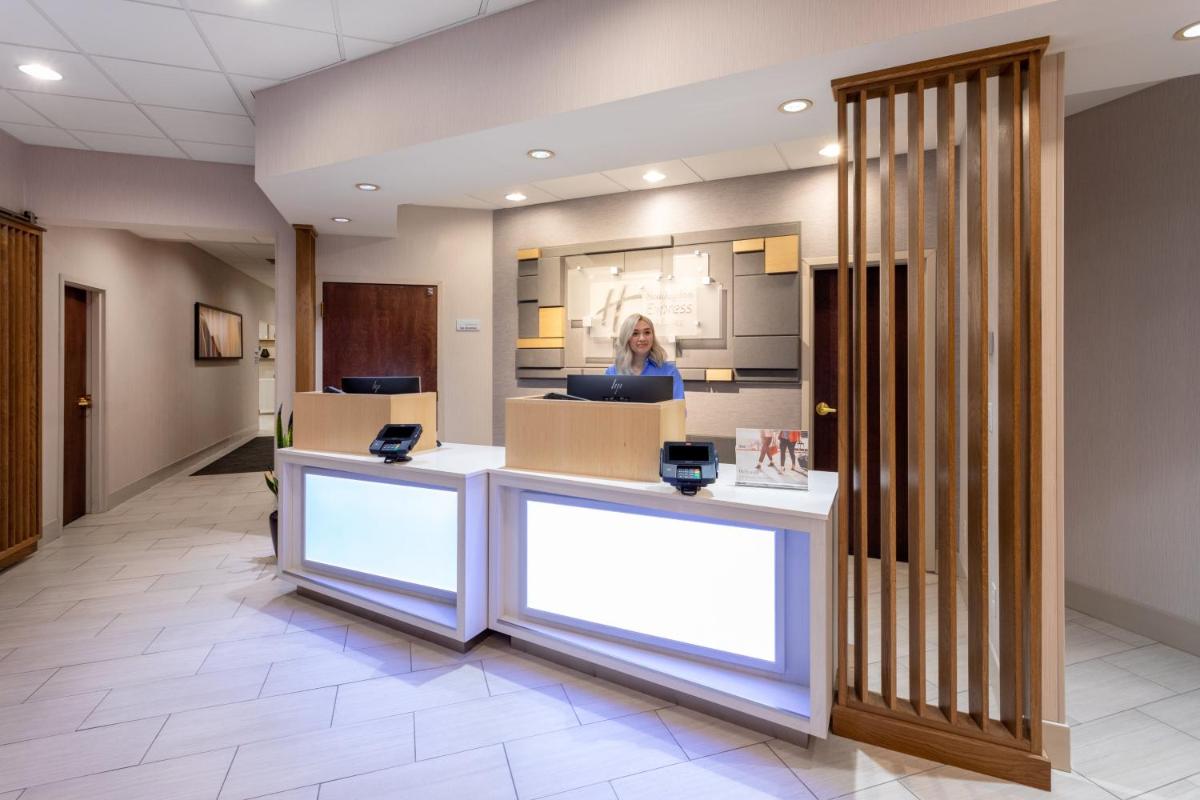 Holiday Inn Express Hotel & Suites Minneapolis-Downtown Convention Center, an IHG Hotel - Housity