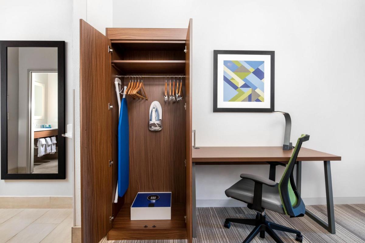 Holiday Inn Express Hotel and Suites Conroe, an IHG Hotel - Housity