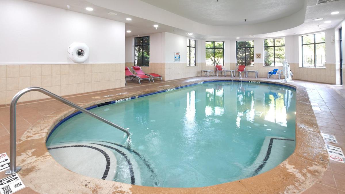 Holiday Inn & Suites Stockbridge Atlanta I-75 by IHG - Housity