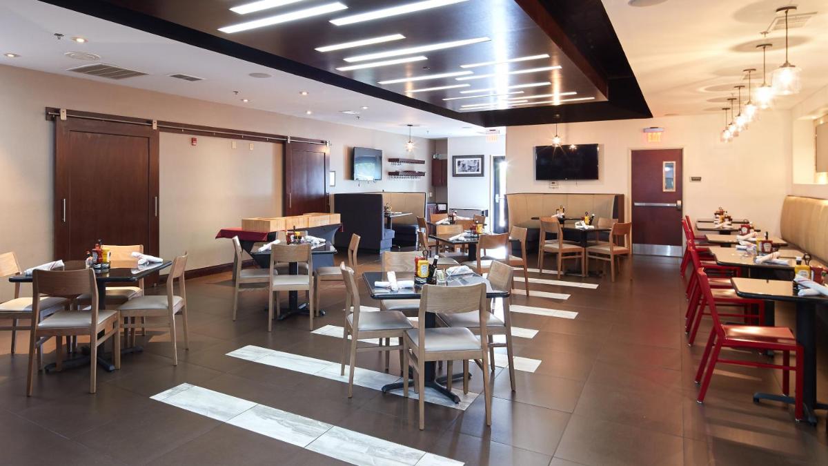 Holiday Inn & Suites Stockbridge Atlanta I-75 by IHG - Housity