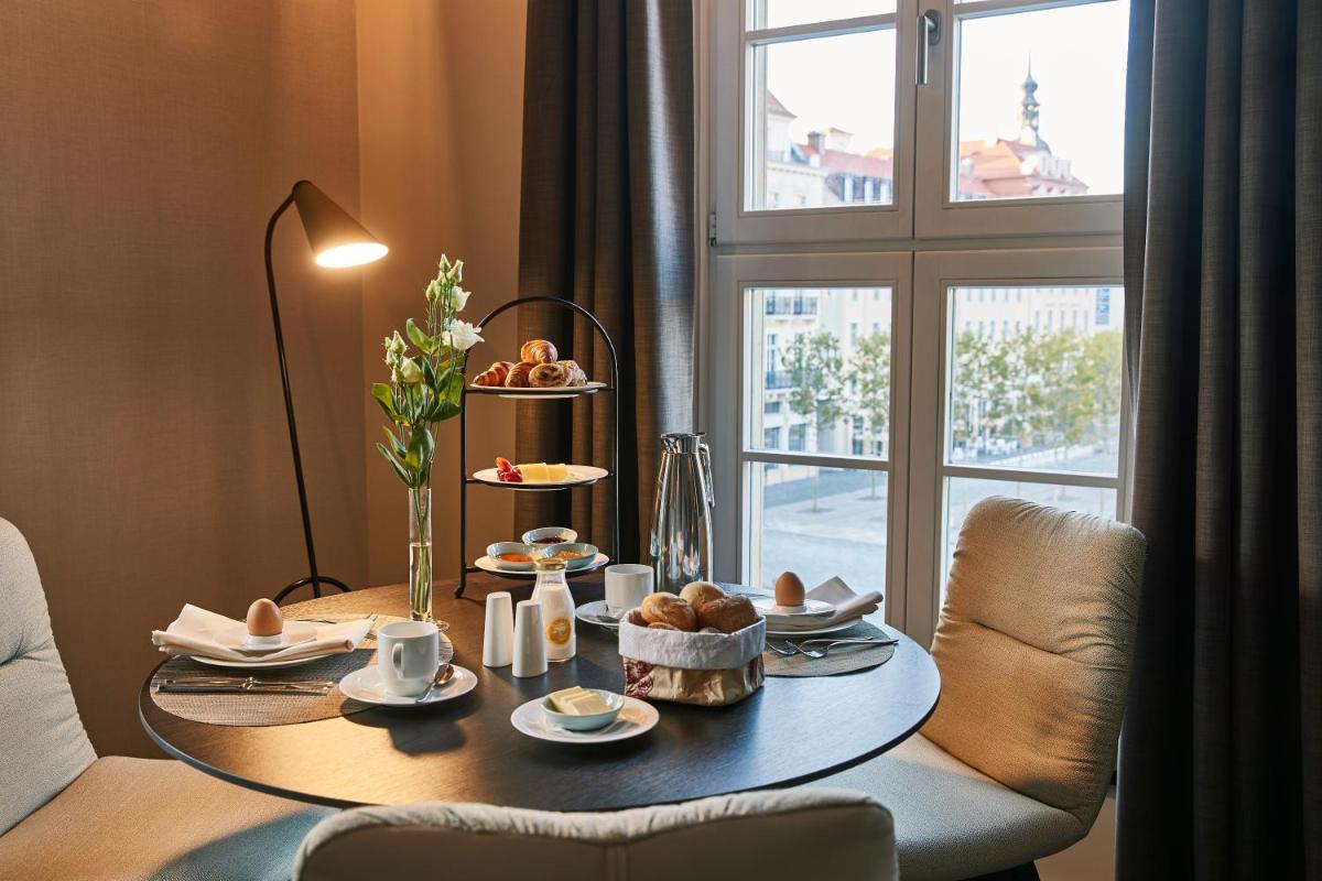 Ein Sitzbereich in der Unterkunft Steigenberger Hotel de Saxe Ein Sitzbereich in der Unterkunft Steigenberger Hotel de Saxe