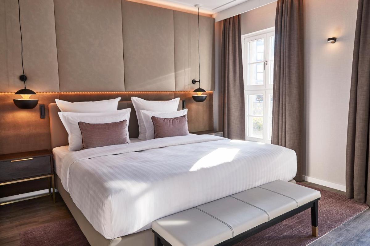 Ein Bett oder Betten in einem Zimmer der Unterkunft Steigenberger Hotel de Saxe Ein Bett oder Betten in einem Zimmer der Unterkunft Steigenberger Hotel de Saxe