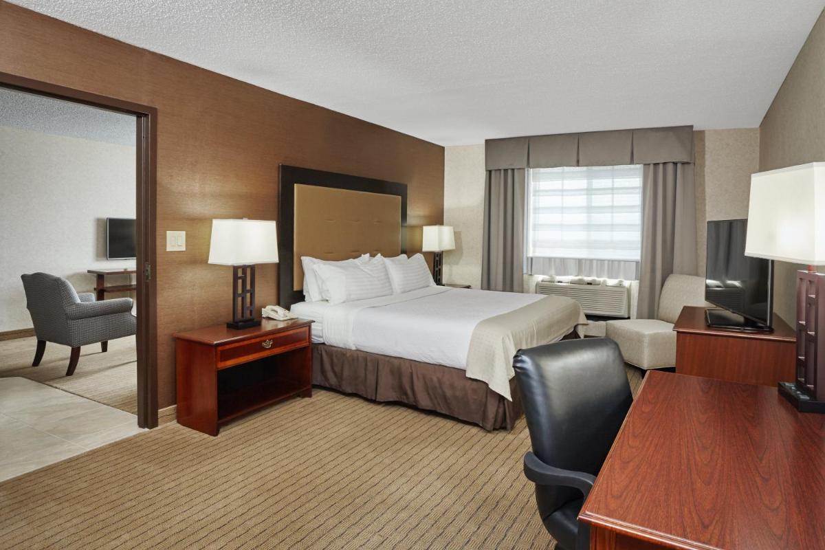 Holiday Inn & Suites Chicago-Carol Stream Wheaton by IHG - Housity
