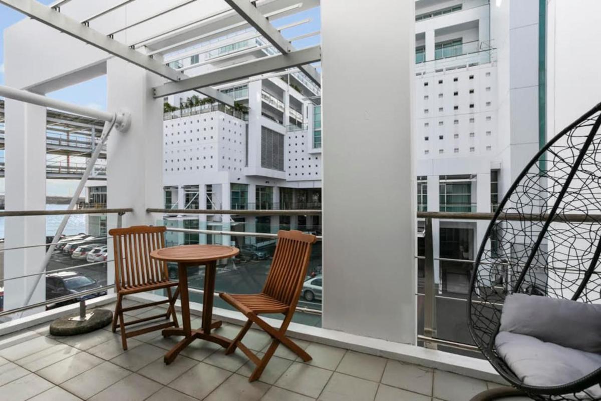 Chic 1 Bedroom Princess Wharf Apartment w/ AC - Housity