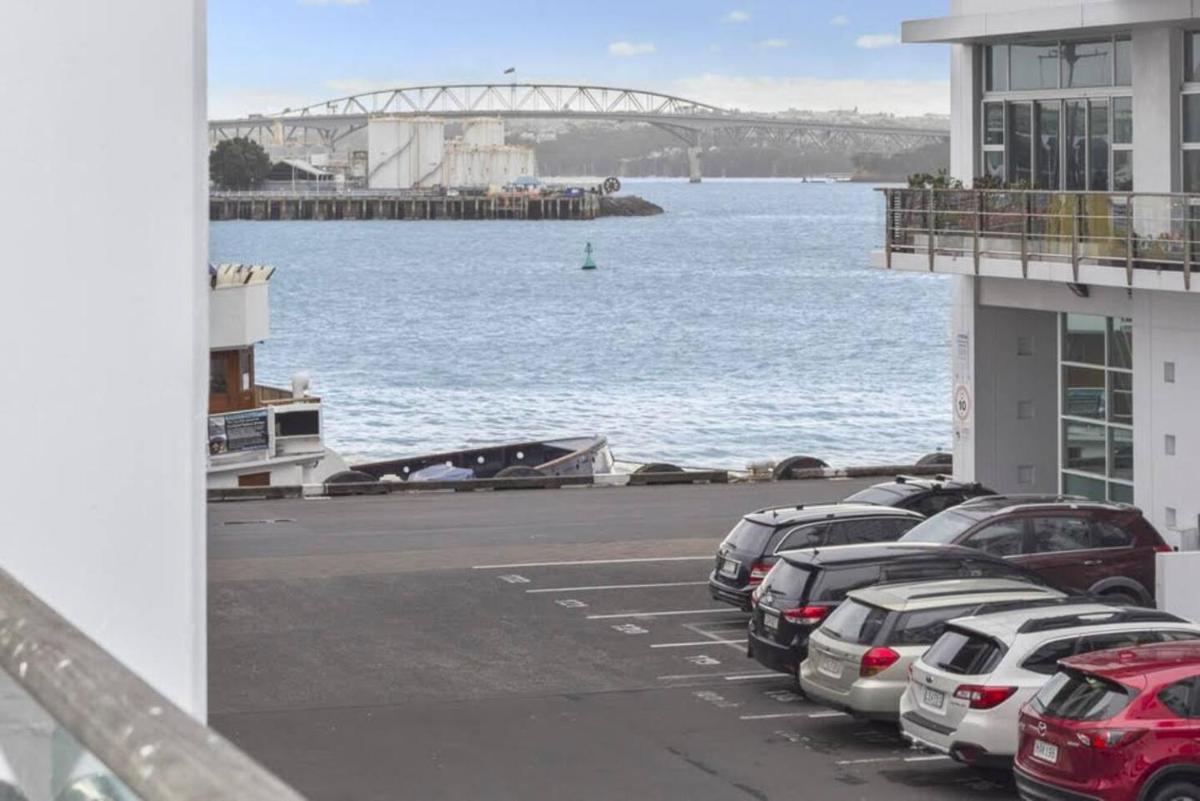 Chic 1 Bedroom Princess Wharf Apartment w/ AC - Housity