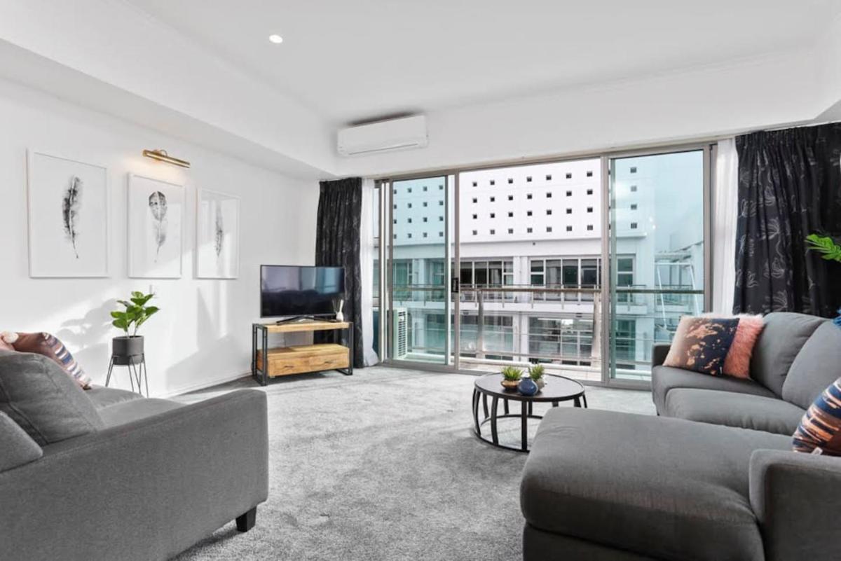 Chic 1 Bedroom Princess Wharf Apartment w/ AC - Housity