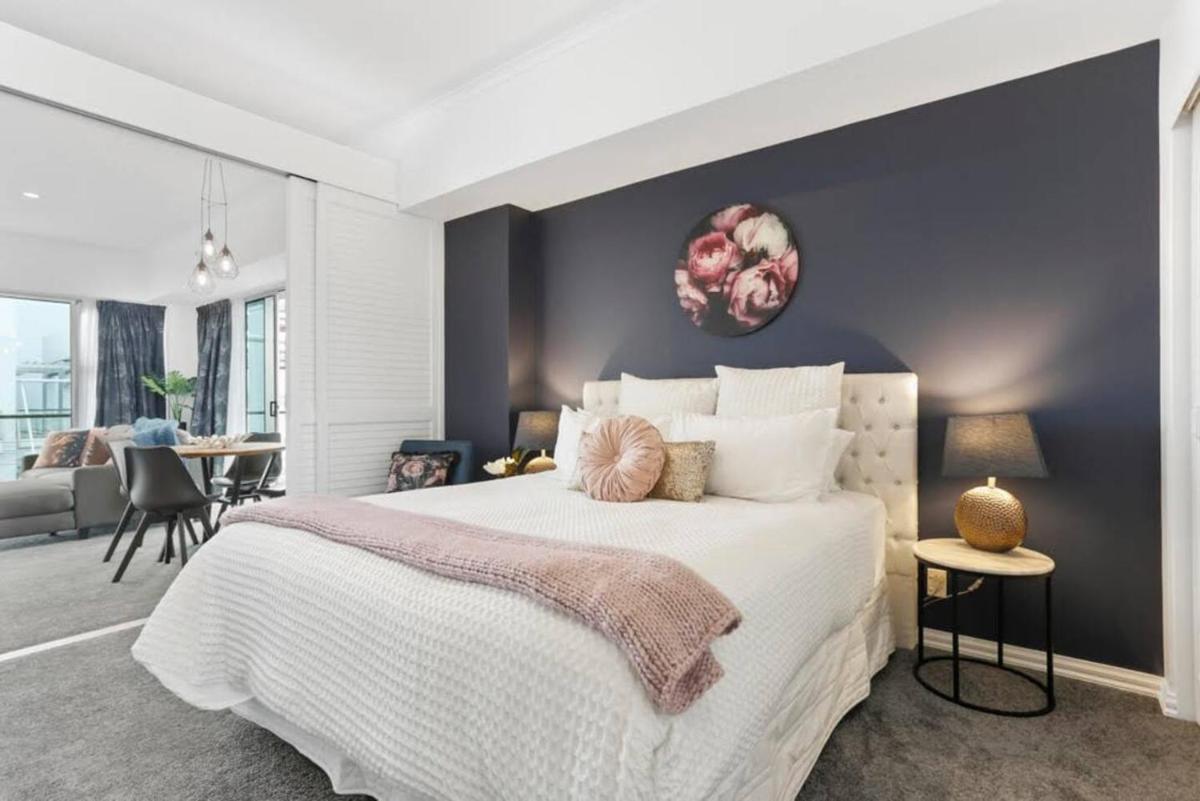Chic 1 Bedroom Princess Wharf Apartment w/ AC - Housity