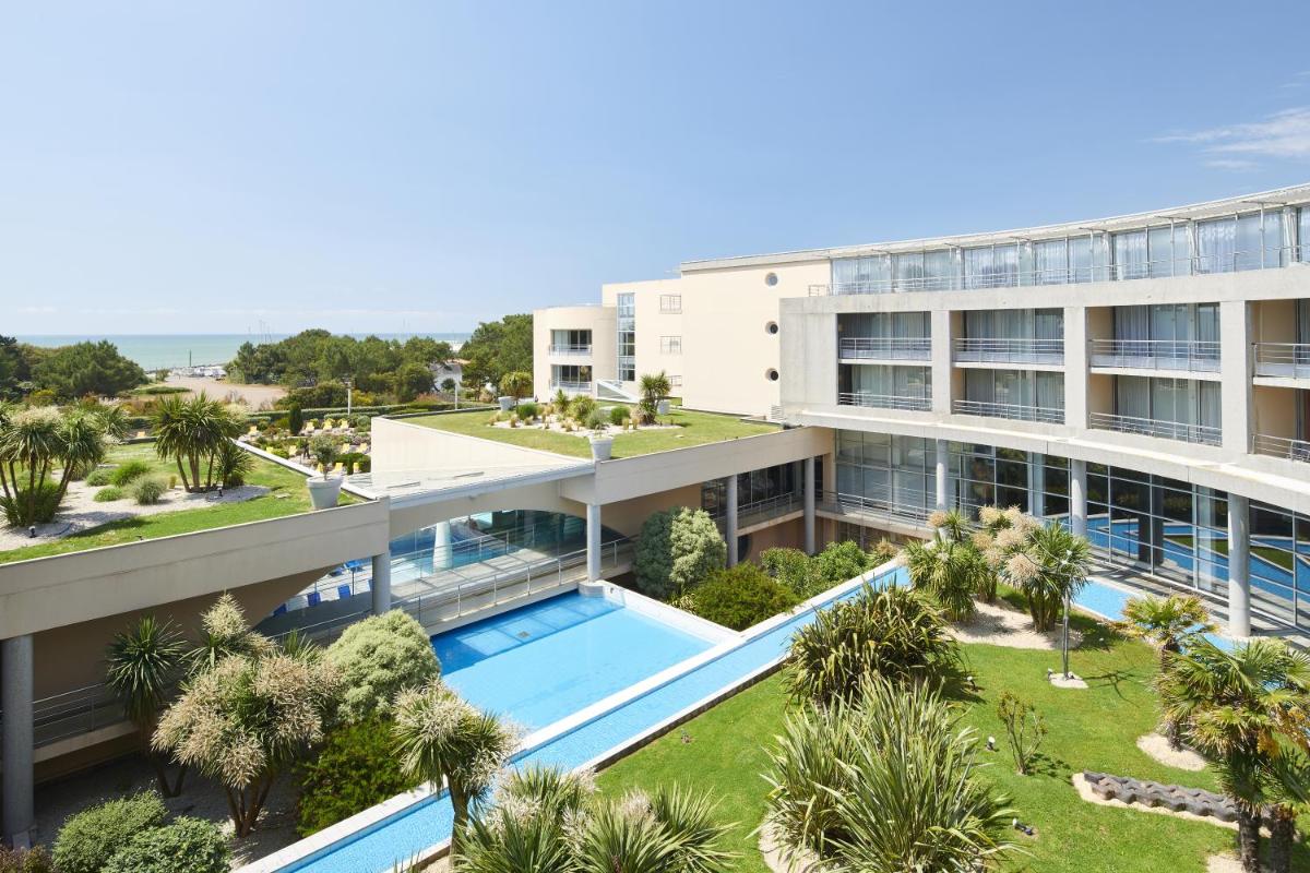 une vue aérienne d'un immeuble avec piscine dans l'établissement Club Vacances Bleues Les Jardins De l'Atlantique, à Talmont-Saint-Hilaire