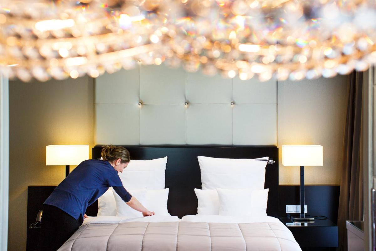 Ein Bett oder Betten in einem Zimmer der Unterkunft Relais & Châteaux Hotel Burg Schwarzenstein