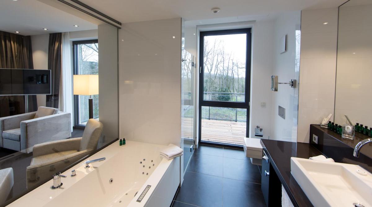 Ein Sitzbereich in der Unterkunft Relais & Châteaux Hotel Burg Schwarzenstein