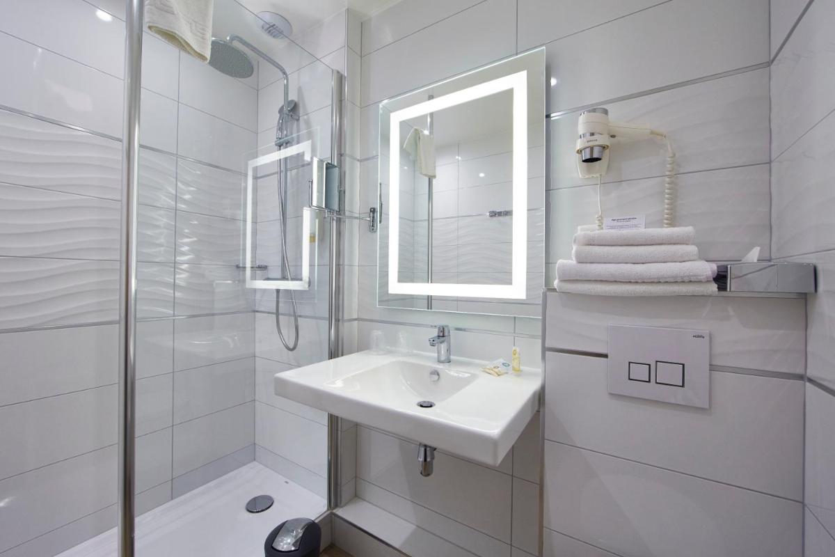 Salle de bains dans l'établissement Best Western Plus Au cheval Blanc à Mulhouse