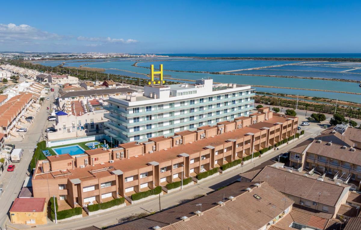 Una vista aérea de un gran edificio con el océano. en Hotel Lodomar Spa & Talasoterapia, en San Pedro del Pinatar