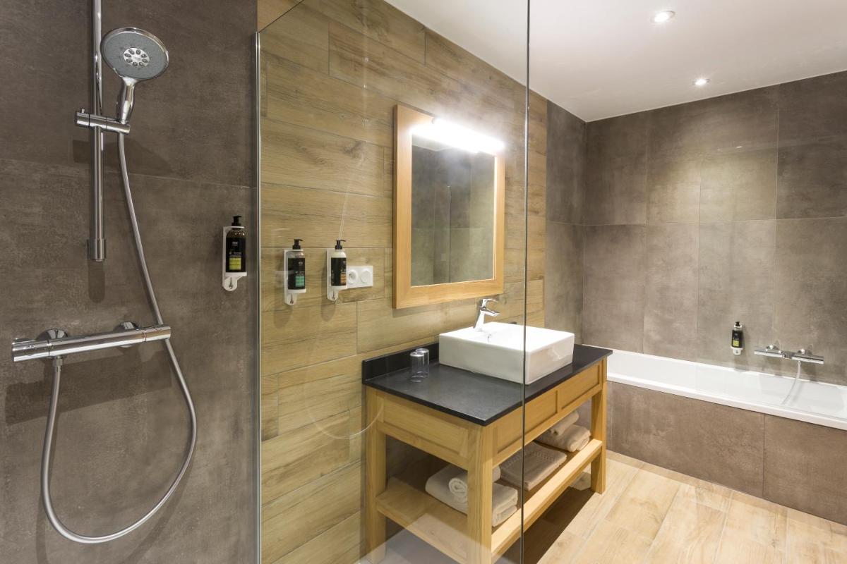 Salle de bains dans l'établissement Hotel Restaurant Spa du Tumulus Carnac