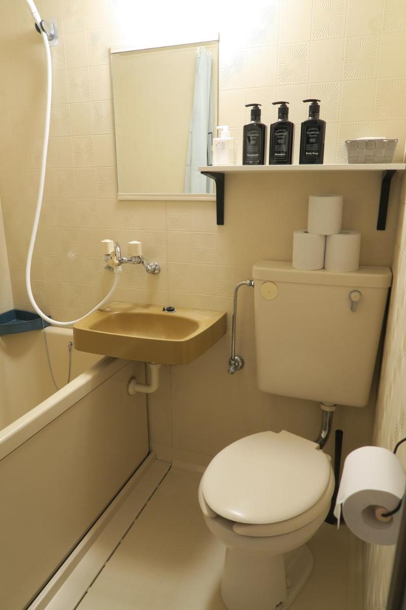 WEST WOOD GUEST ROOM - Housity