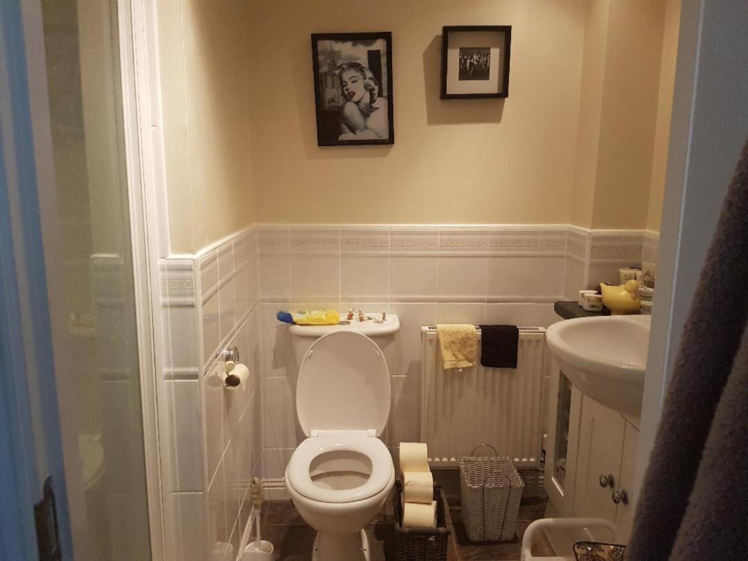 Siobhan's abode 2 Deluxe doubles n large single NO PETS - Housity