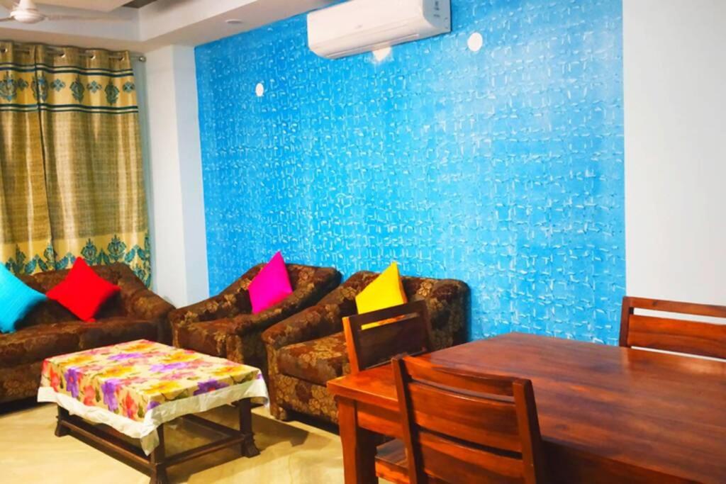 SHORT STAY 3BHK Serviced Apartment (LIFT+Kitchen+3 nights min stay) E Block Saket - Housity
