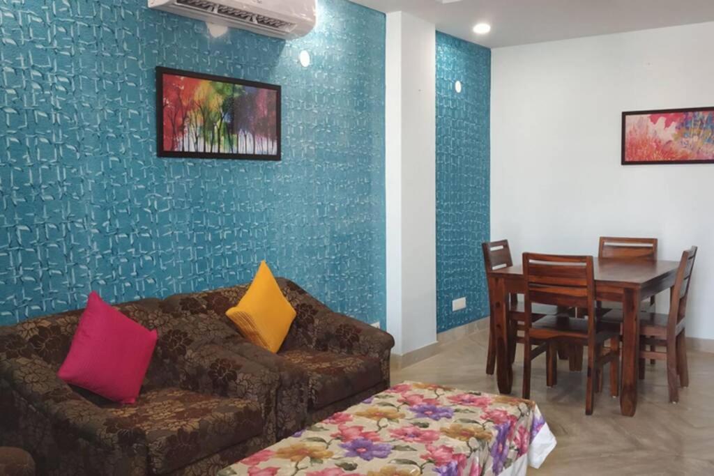 SHORT STAY 3BHK Serviced Apartment (LIFT+Kitchen+3 nights min stay) E Block Saket - Housity