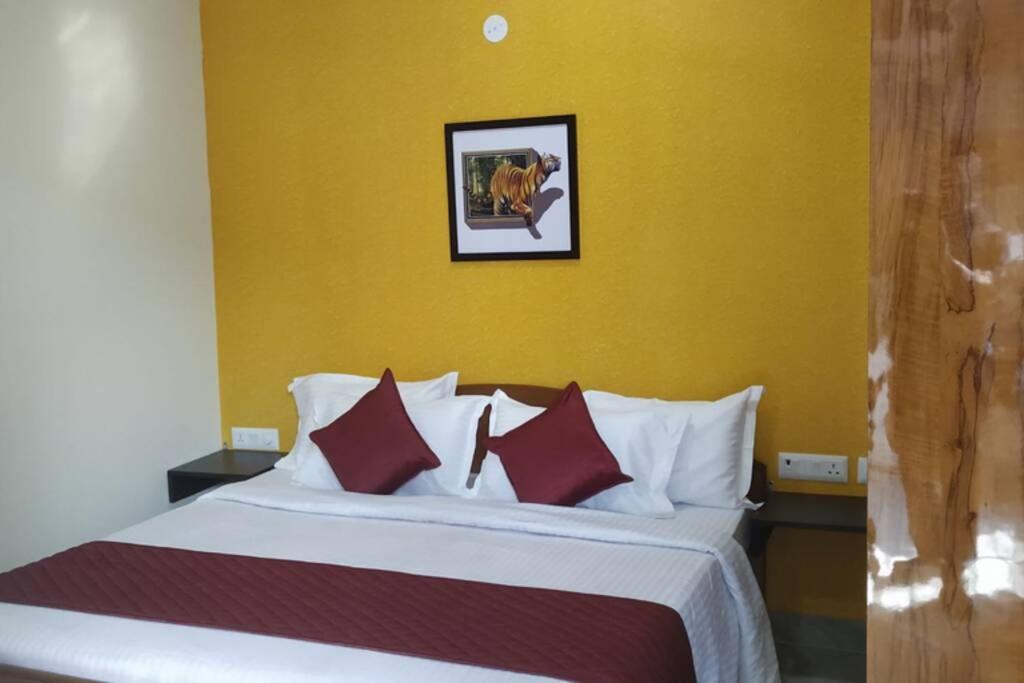 SHORT STAY 3BHK Serviced Apartment (LIFT+Kitchen+3 nights min stay) E Block Saket - Housity
