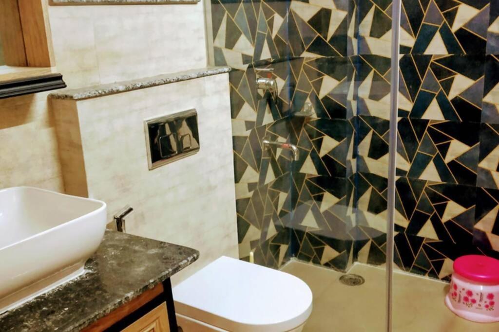 SHORT STAY 3BHK Serviced Apartment (LIFT+Kitchen+3 nights min stay) E Block Saket - Housity