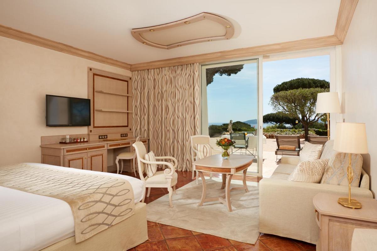 une chambre avec un lit et un salon dans l'établissement Airelles Château de la Messardière, à Saint-Tropez