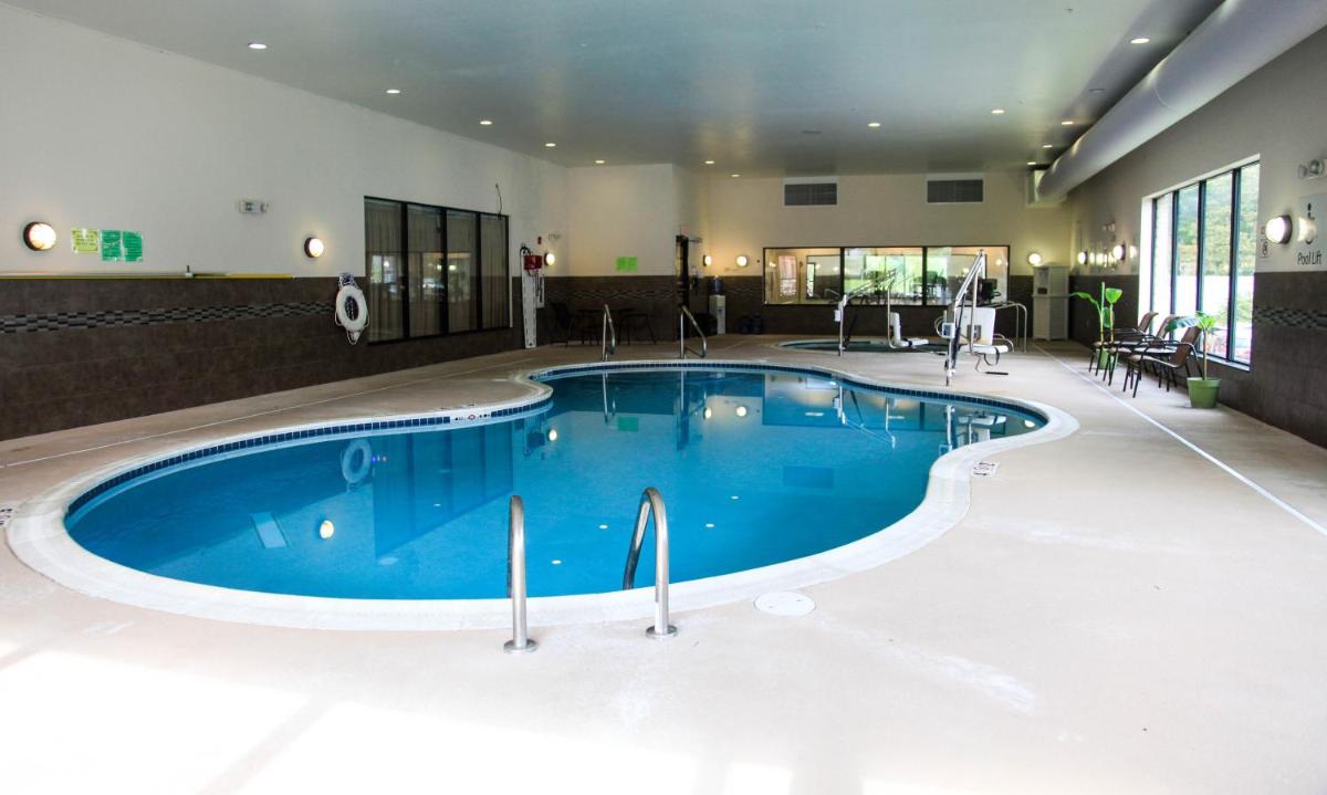 Holiday Inn Express & Suites Cumberland - La Vale by IHG - Housity
