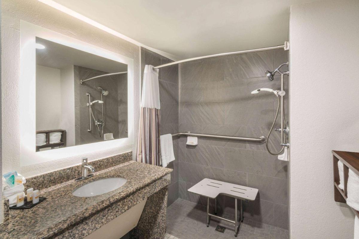 La Quinta by Wyndham Clarksville - Housity