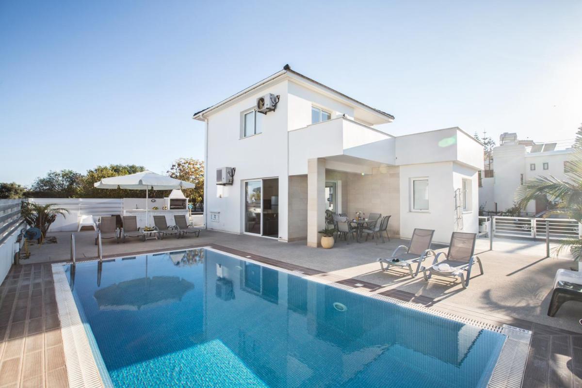 Flouressia Villa 4 - Housity