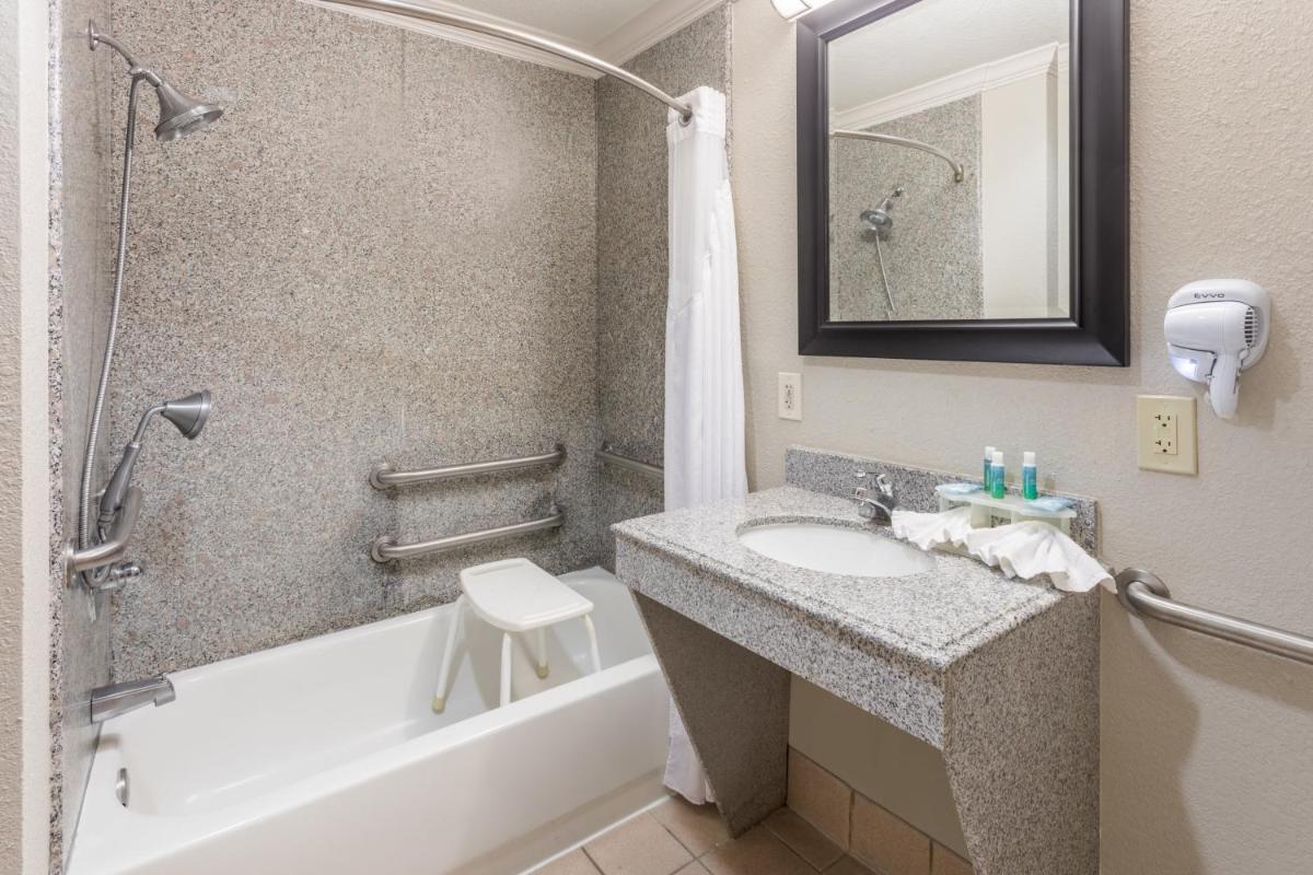 Holiday Inn Express Hotel and Suites Lake Charles by IHG - Housity