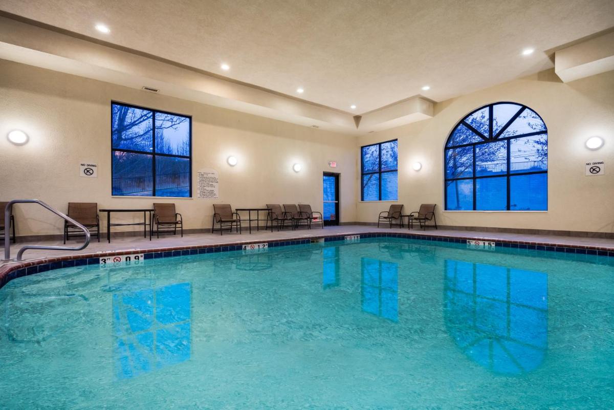 Holiday Inn Express & Suites Rocky Mount Smith Mountain Lake by IHG - Housity