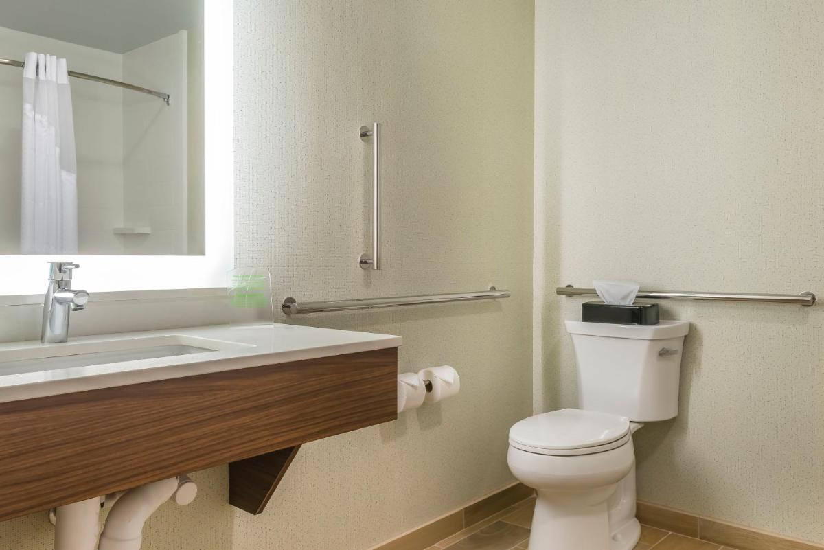 Holiday Inn Express & Suites Clarion, an IHG Hotel - Housity