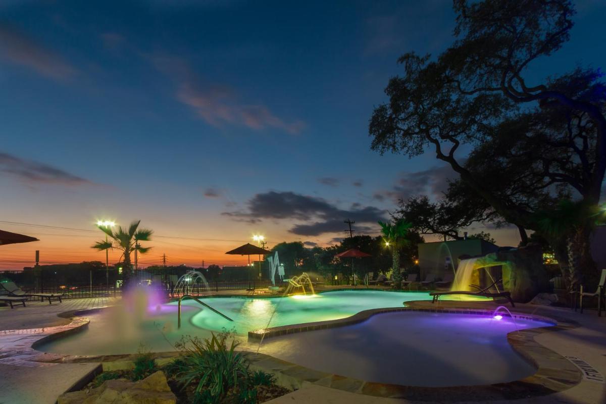 Holiday Inn Express & Suites San Antonio Medical Center North, an IHG Hotel - Housity