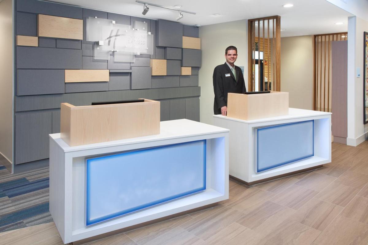 Holiday Inn Express & Suites - Sterling Heights-Detroit Area, an IHG Hotel - Housity