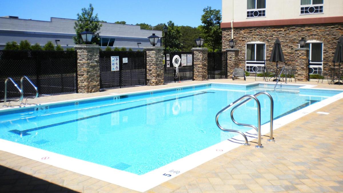 Holiday Inn Express & Suites Riverhead - Long Island by IHG - Housity